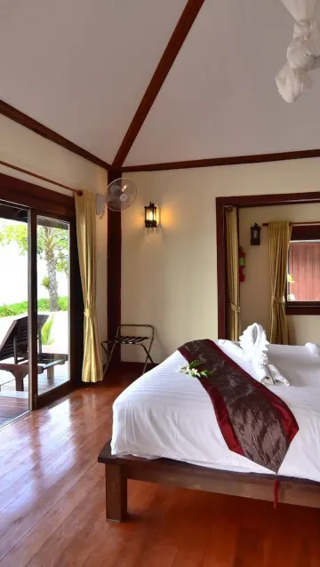 ดีลักซ์วิลล่าริมชายหาดเตียงใหญ่