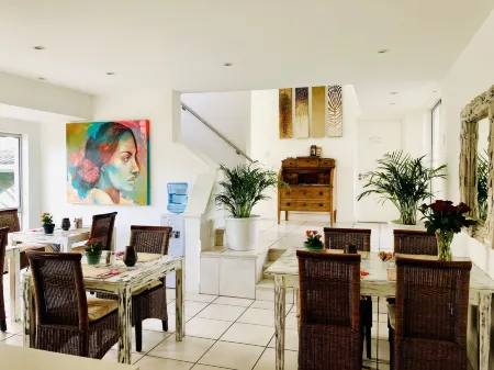 5 Options Guest House Отели рядом с достопримечательностью «Dolphin Beach»