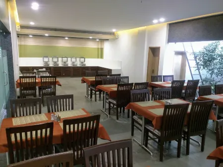 Hotel the Sentosa Отели рядом с достопримечательностью «ISKCON Rajkot, Sri Sri Radha Neelmadhav Dham»