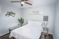 Remodeled Historic 1Br 1BA House Near Downtown - Condos