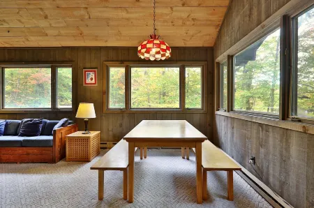 Left Duplex Home Directly Across from Pico Mountain, Close to Killington. 3 Bedroom Home Отели рядом с достопримечательностью «Пико Маунтин Ски Резорт»