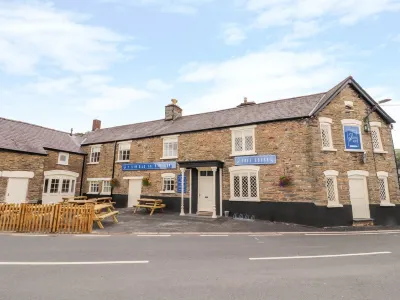 The Blue Lion Hotel dekat Corwen Parish Church of St Mael and St Sulien