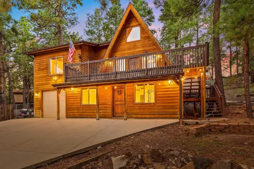 Spacious A-Frame Pines Cabin 12 Beds Loft Game Room Hôtels à : Mountainaire