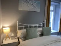 2 Bed Flat - Sleeps 6 - Pets - Parking - Wifi Hotels in Bridgend