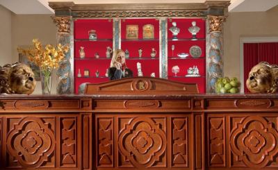 フロントデスク ホテル ラファエル ルレ&シャトーの写真