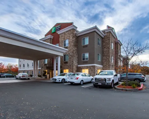Holiday Inn Express & Suites ROSEVILLE - GALLERIA AREA by IHG Hotels in Roseville