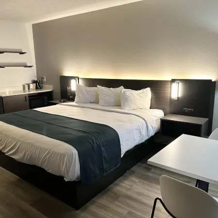 Studio 6 Suites Louisville KY  Airport Expo Center Отели рядом с достопримечательностью «Сикс Флэгз Кентакки Кингдом»