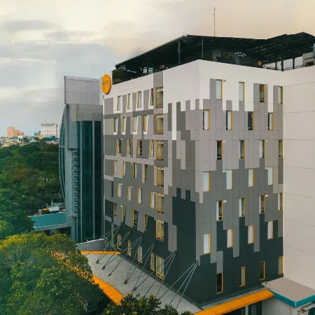 Yello Hotel Manggarai Отели рядом с достопримечательностью «Торговый центр Epicentrum Walk»