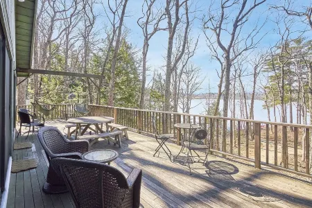 Lakeside Getaway - Lake Access & Firepit