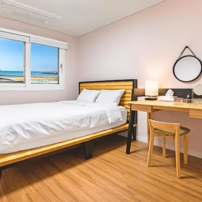 Jeju Eseutteuleya Pension Отели рядом с достопримечательностью «Пляж Вольчжон»