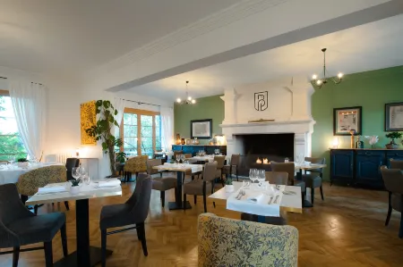 Logis Hotel le Blason de Provence Отели в г. Лориоль-дю-Конта