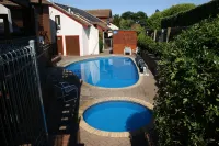 Cascades Lakefront Motel - piscine