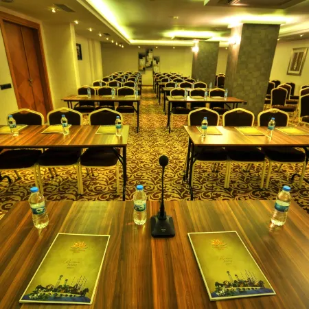 Golden Deluxe Hotel Отели рядом с достопримечательностью «Мечеть Улу»