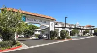Embassy Suites by Hilton Palm Desert Отели рядом с достопримечательностью «Калифорния Стейт Юниверсити, Сан Бернардино Палм-Дезерт Кампус»