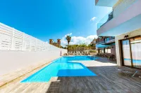 Gregory Comfort Hotel - Pools