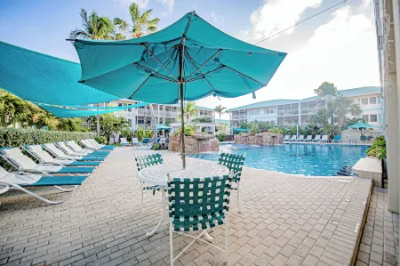 Seven Mile Beach Resort Отели рядом с достопримечательностью «Камана Бэй»