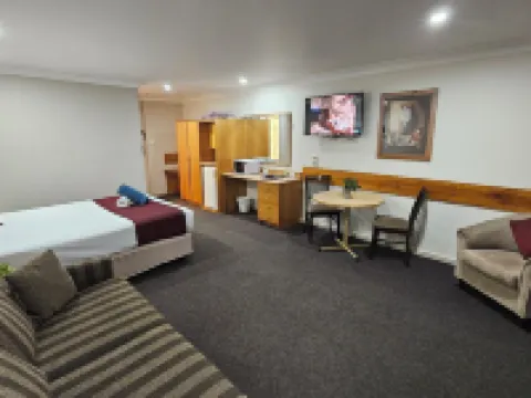 Hilltops Retreat Motor Inn Hotels in Young