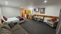 Hilltops Retreat Motor Inn Hotels in Young