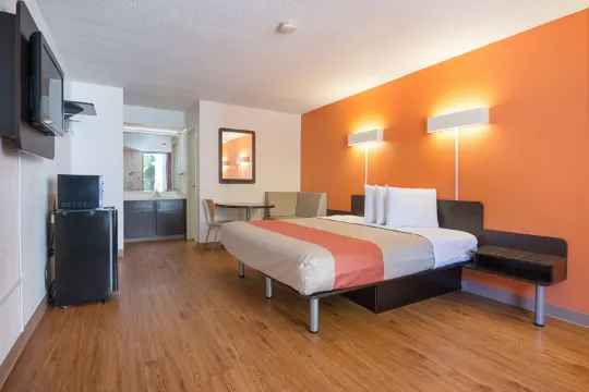 Motel 6 Newnan, GA