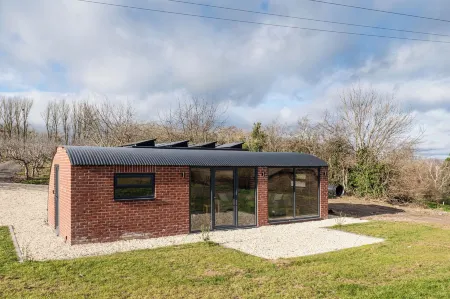 Brick Barn - Luxury Barn Conversion by River Avon!