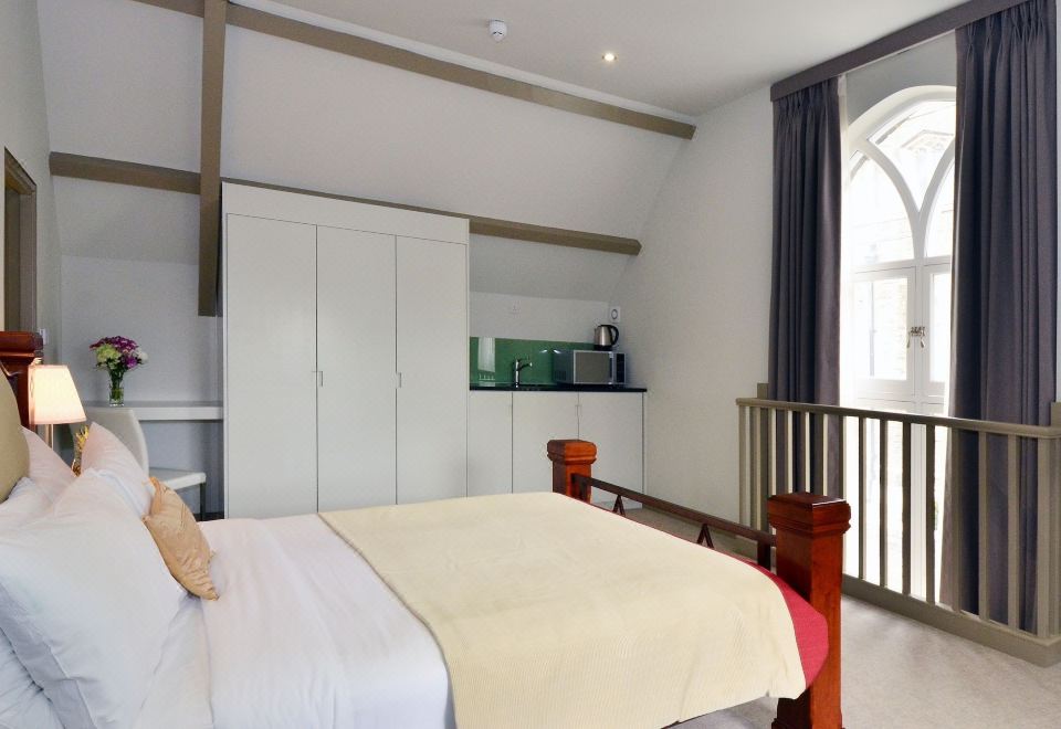 Arch Hotel - Housity