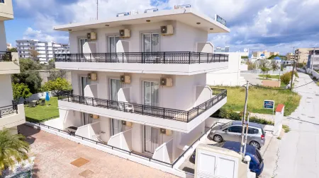 Johnhara Studios & Apartments Отели рядом с достопримечательностью «Anthony Quinn Bay»