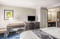 La Quinta Inn by Wyndham St. Louis Hazelwood - Airport North Hotels in Elsah