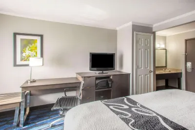 La Quinta Inn by Wyndham St. Louis Hazelwood - Airport North Hotels in Elsah