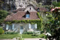Logis Hôtels - Hôtel Restaurant Domaine les Falaises Hotel a Meyronne