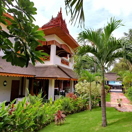 The Hotel by the Red Canal