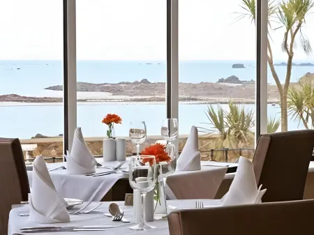 Ommaroo Hotel Отели в г. St Clements