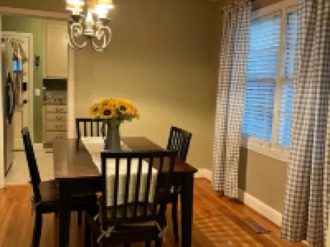 Pink Door Charming 2-bedroom house with WiFi, AC in nice Oneonta, Close to Food 오니온타 호텔