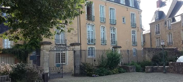 Petite Maison Romantique au Calme, Cœur Historique, Vue Ville et Jardin โรงแรมในเลอม็อง