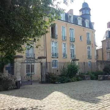 Petite Maison Romantique au Calme, Cœur Historique, Vue Ville et Jardin