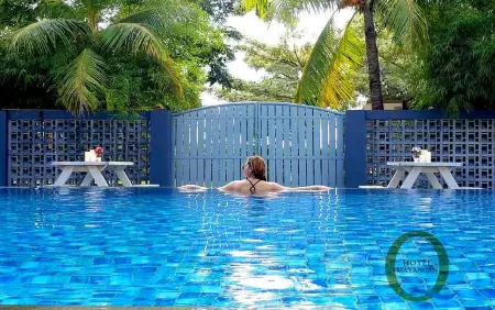 Q Hotel Mayangan Отели в г. Subang Regency