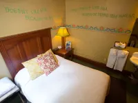 McMenamins White Eagle Saloon and Rock & Roll Hotel โรงแรมใกล้ถนนอัลเบอร์ตา
