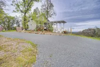 5 Acres & Deck: Scenic Greenwood Home w/ Mtn Views Hotels in El Dorado County