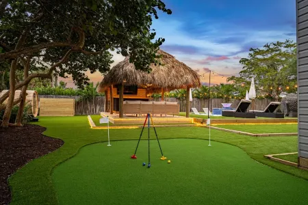 Heated Pool ~ Sauna ~ Hot Tub ~ Tiki Hut ~ Golf ~ 5 min from Beach and Downtown Отели рядом с достопримечательностью «The Art Arena Gallery»