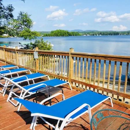 Winnisquam Lake Inn Отели в г. Тилтон