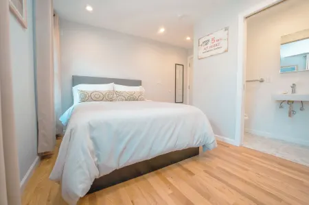 Hampton Bays Hotel on Main Отели в г. Джеймспорт