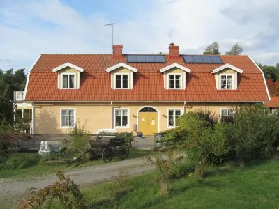 Hälluddens Stugby och Vandrarhem Hotels near Edins Lustgård och Snickeri