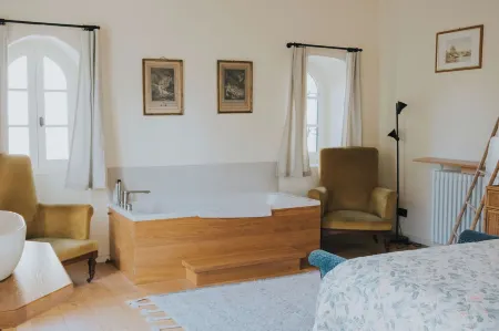 Lyon Country House La Cabane de la Saone Отели в г. Флёрьё-Сюр-Саон