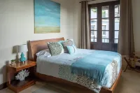Beautiful Mediterranean-Style Penthouse with an Ocean View Balcony Hotel a 