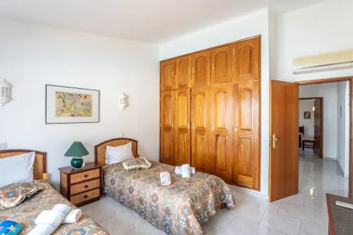 Joana Stunning Villa IS A 10 MIN Walk TO THE BEA