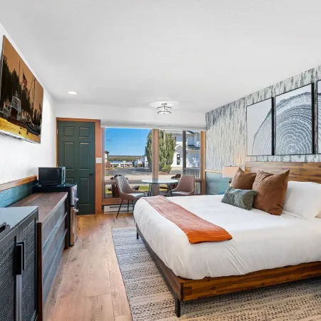 Spruce and Shore Motel