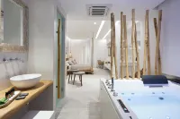 Nirome Luxury Suites - Hot Tub