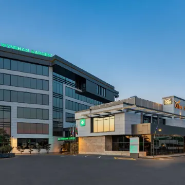 Wyndham Garden Baku Отели рядом с достопримечательностью «Крепость Рамана»