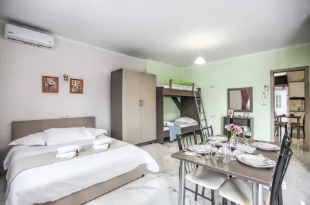 Del Sol Meteora Luxurious Family Suites1 Отели рядом с достопримечательностью «Монастырь Святой Троицы»