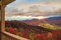 Tanasi Lodge - Reunions, Retreats, Weddings, Family Getaways - Mountain view