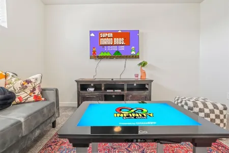 Lux 5BR Retreat with Pool & Game Room Wonderland Отели в г. Колдуэлл